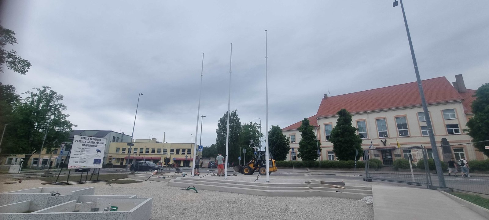 Antsla keskväljaku lipumastid
