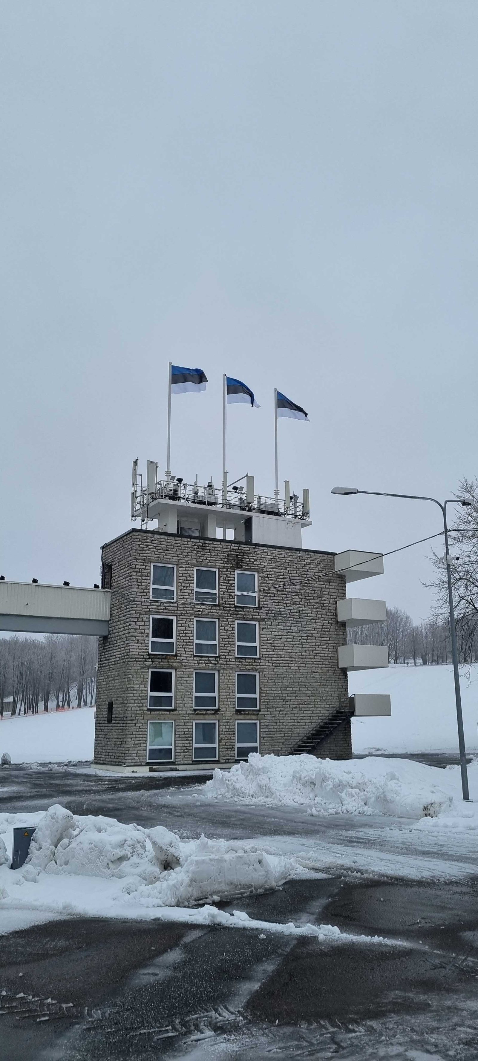 Lauluväljaku raadiomaja lipumastid