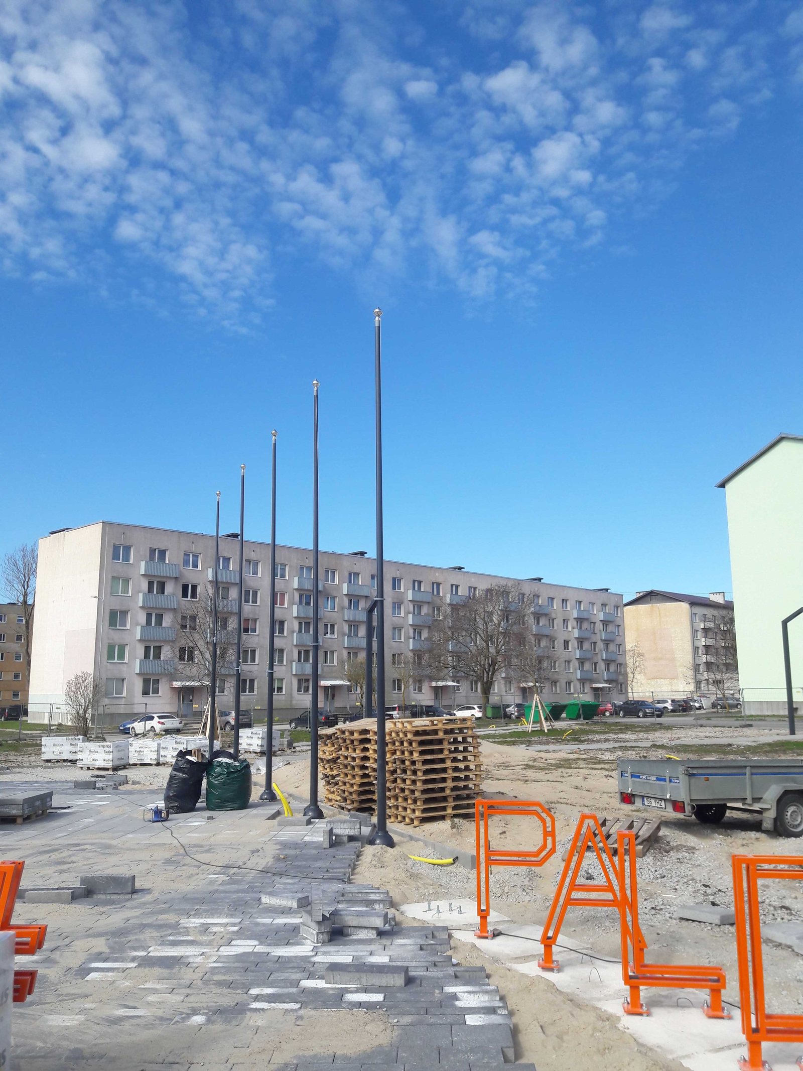Paldiski keskväljaku lipumastid