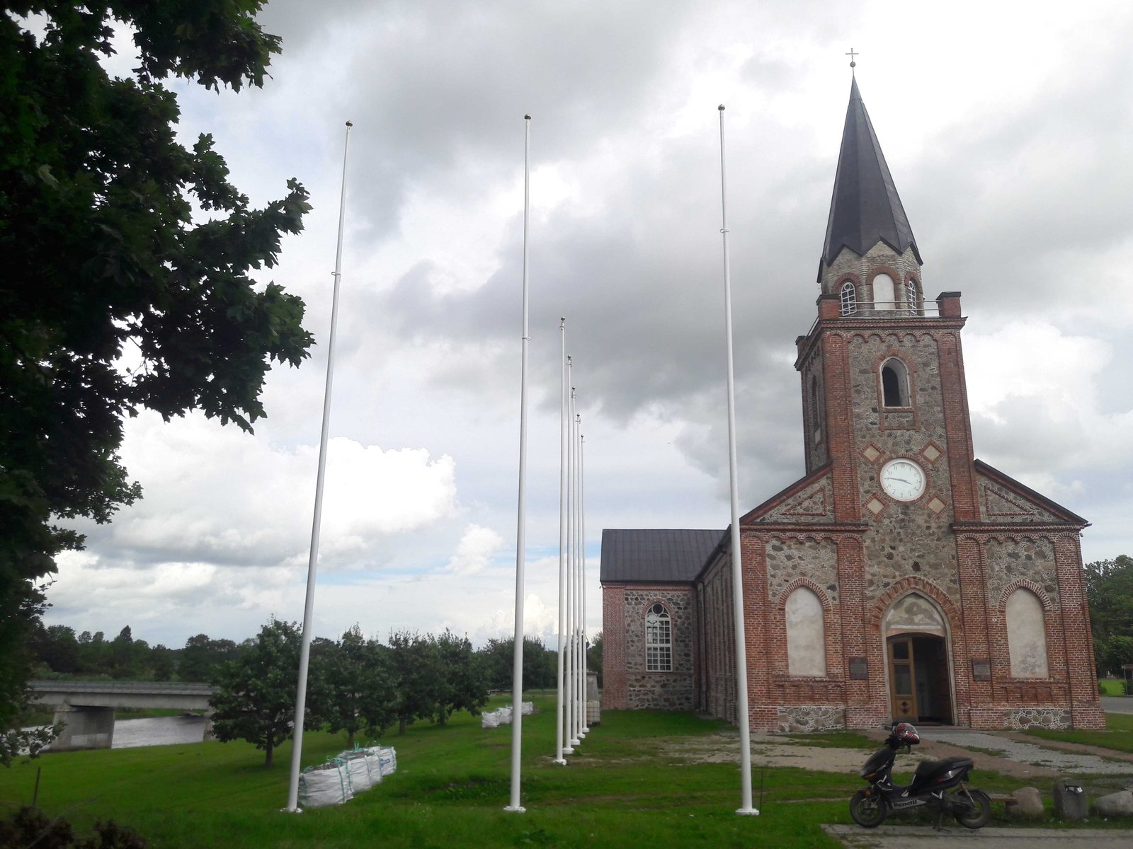 Tori kiriku lipumastid